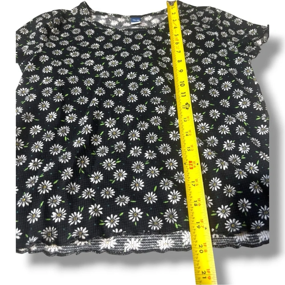 Old Navy Kids Black Short Sleeve Ruffle Hem Lightweight Tee w/White Daisy Print